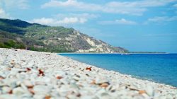 Keunikan Pantai Kolbano Dengan Batuan Kerikil Warna Warni