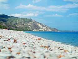 Keunikan Pantai Kolbano Dengan Batuan Kerikil Warna Warni
