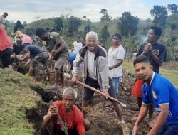 Mesakh Mella: Saya Bangga Masyarakat Dusun D Desa Kesetnana Hidup Bergotong Royong